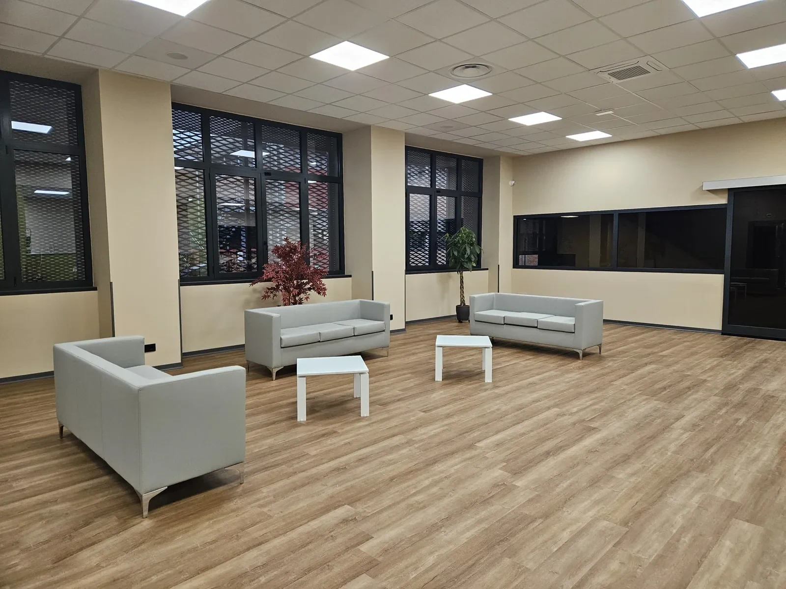 Sala d'attesa della Casa Funeraria Memoria con sedute chiare e piante
